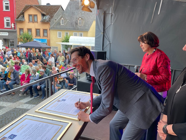 50 Jahre Partnerschaft/Jumelage Nassau – Pont-Château: Erneuerung der Partnerschafts-Urkunde